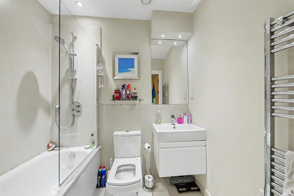 Apartment in Worthing, West Sussex - More