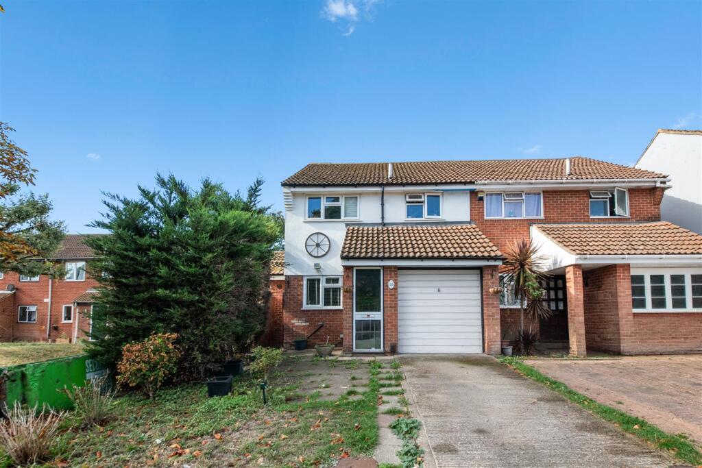 3-bed house on Brambles Farm Drive, Uxbridge, £585,000
