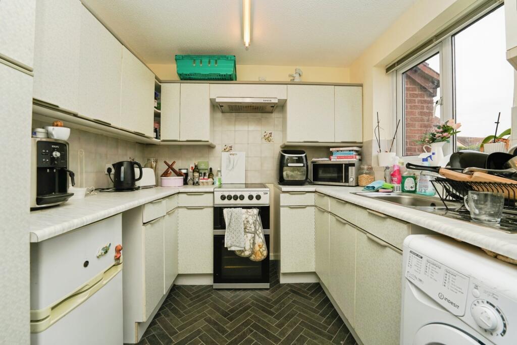 St. Michaels Close, Evesham, Worcestershire, WR11 photo 2