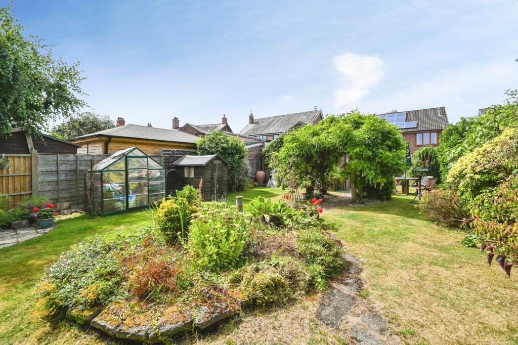 House in Warrington, Fearnhead, Poulton-with-Fearnhead - More