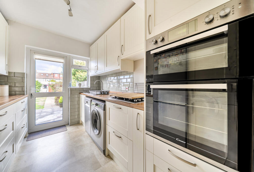 House in Sutton - View 3