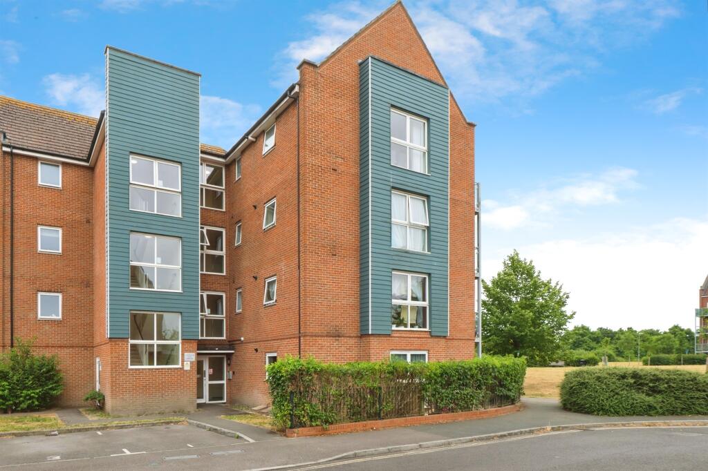 2-bed flat on Somers Way, Eastleigh, £127,500