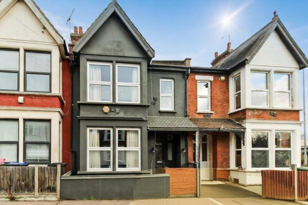 3-bed terraced on Quebec Avenue, Southend-On-Sea, £300,000
