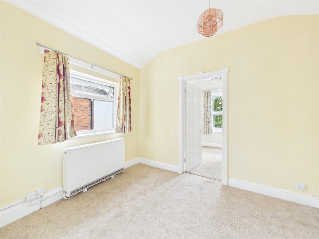Apartment in Gloucester, Gloucestershire - View 5