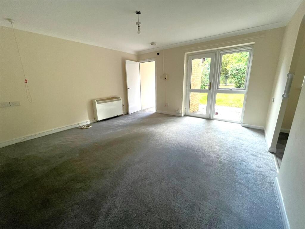 Apartment in Rushmoor, East End, North Town - View 2