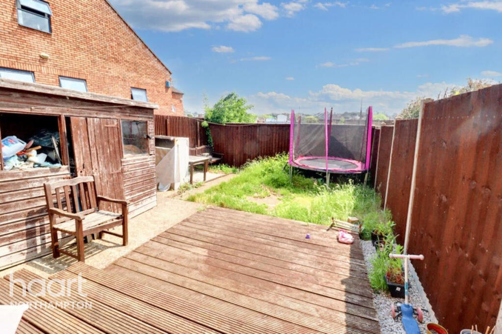House in Northampton, Queen's Park - View 2