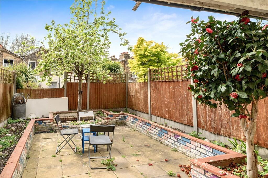 House in London, Globe Town, Stepney - View 5