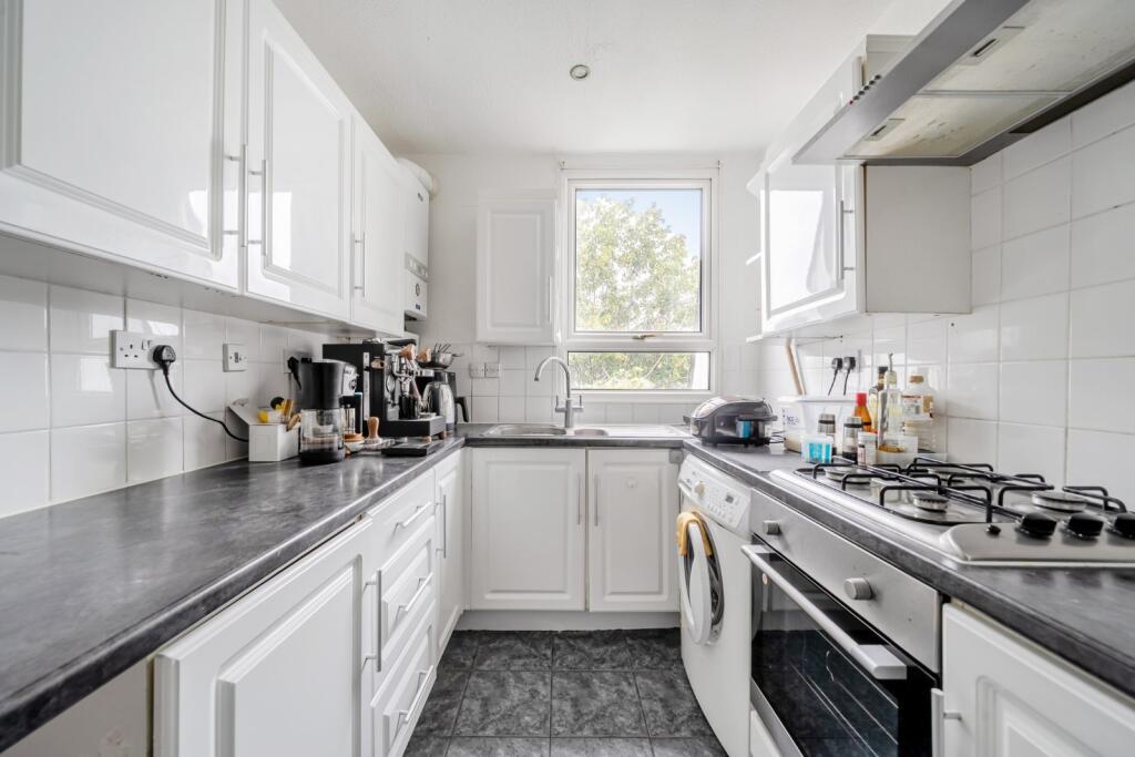 Apartment in Kingston upon Thames - View 3