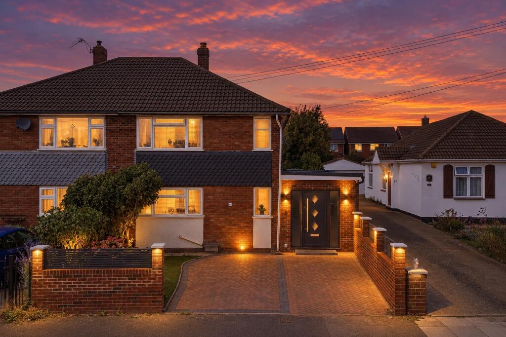 House in Luton, Stopsley - View 2