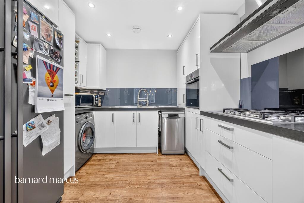 Apartment in Croydon - View 3