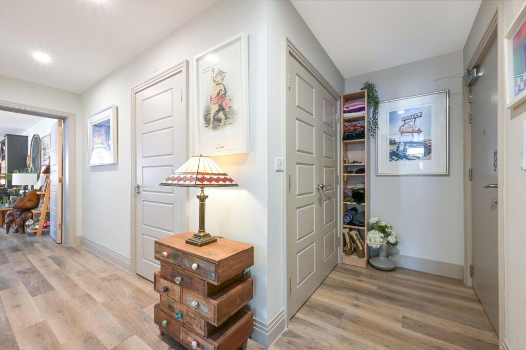 Apartment in Kingston upon Thames - More