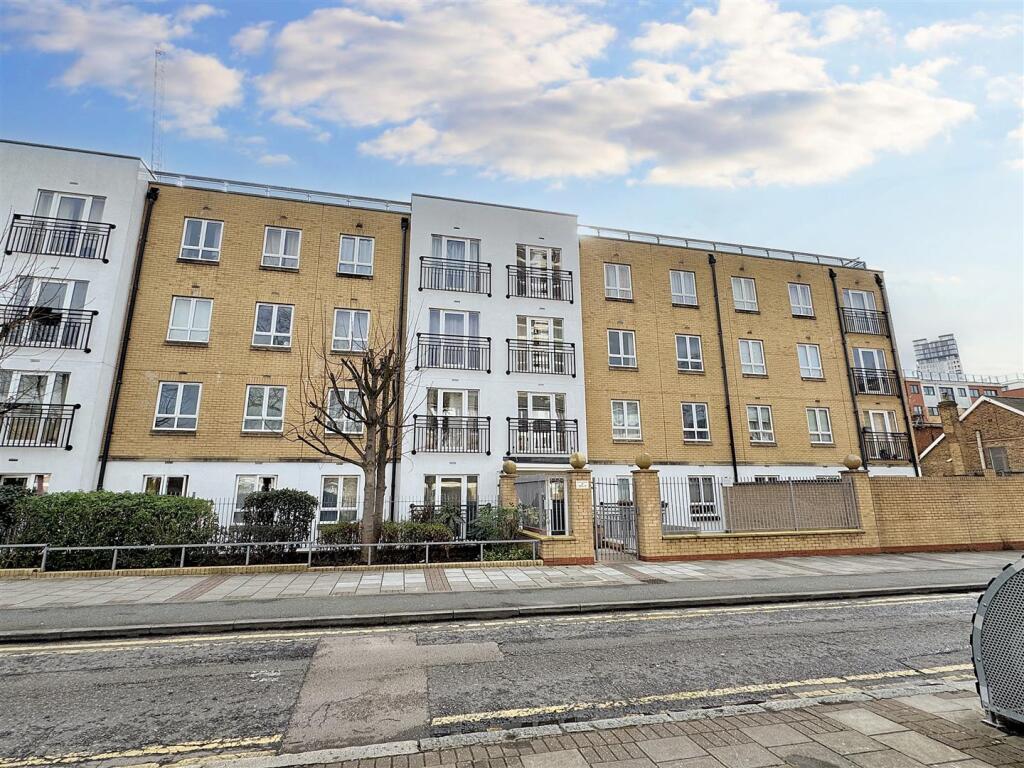 2-bed apartment on Windmill Lane, London, £325,000