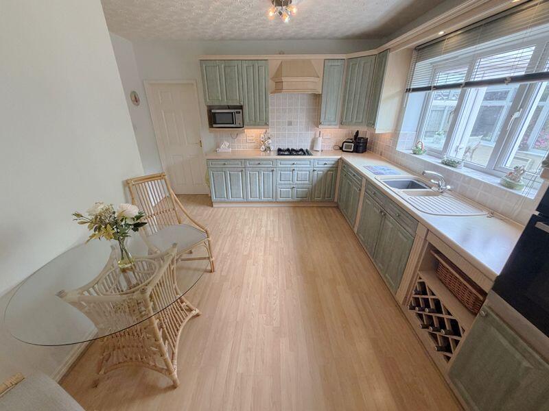 Champagne Avenue - Thornton Cleveleys - FY5 3UD photo 3