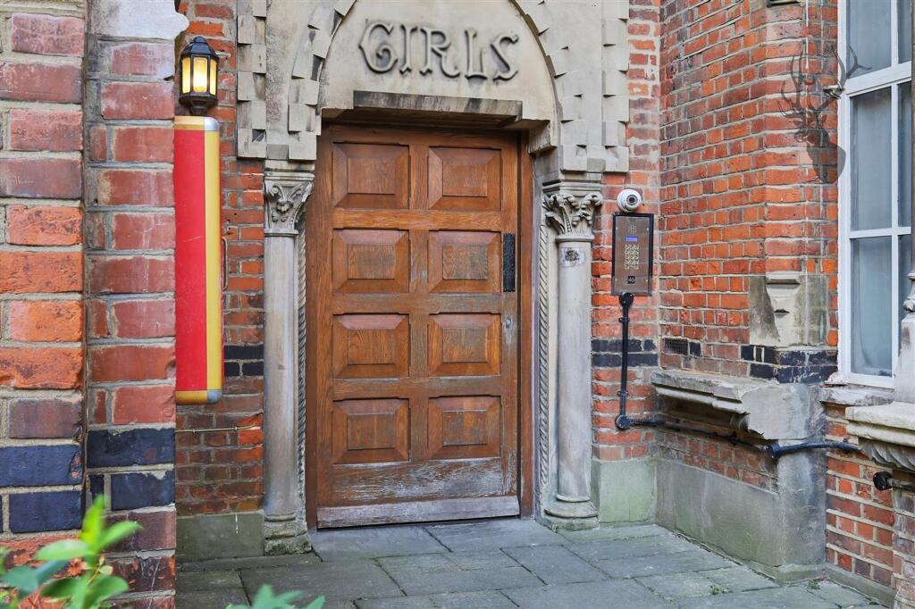 Victory Road, Clock Court Victory Road, E11 photo 3
