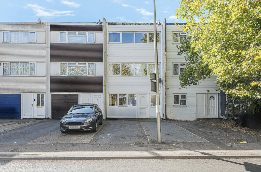 5-bed terraced on Farthing Grove, Netherfield, Milton Keynes, £275,000