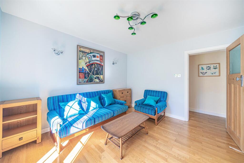 Apartment in London, Royal Borough of Kingston upon Thames - More