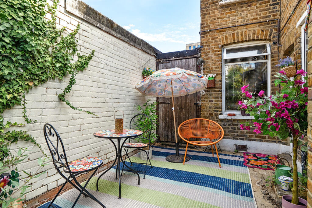 House in London, Royal Borough of Kingston upon Thames - View 4