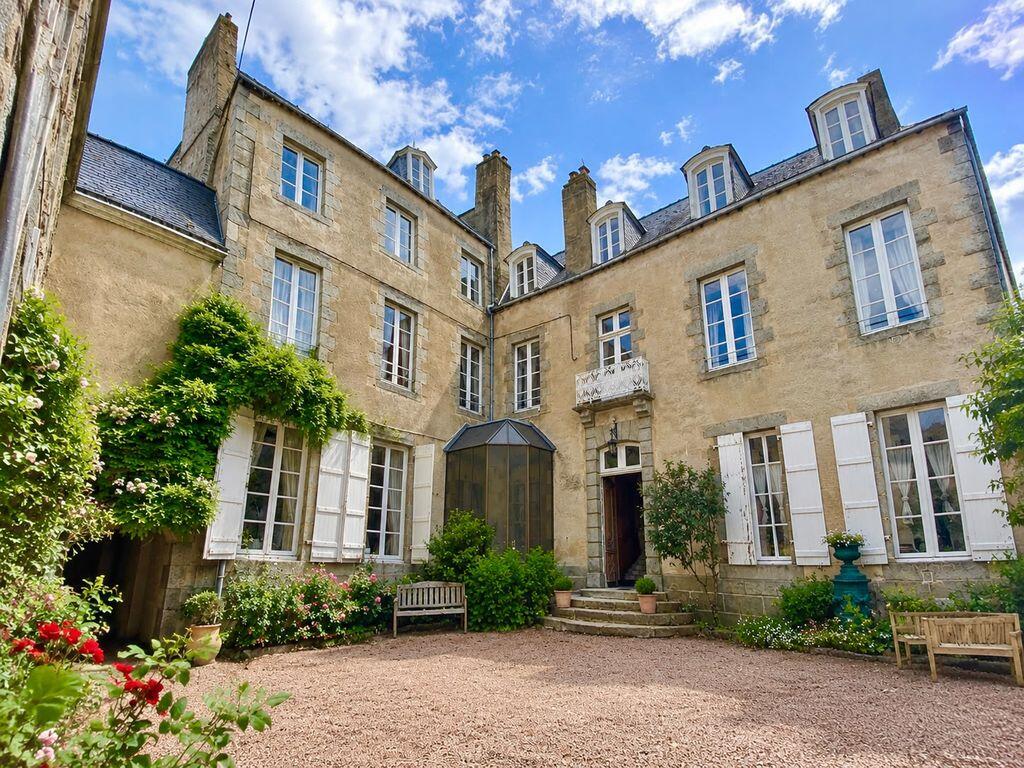 Main image of property: 19 Place de Cheverus, Mayenne