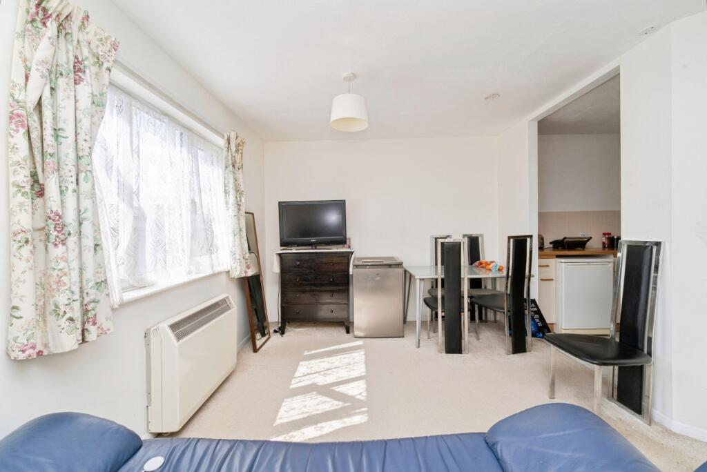 Apartment in Southall - View 4