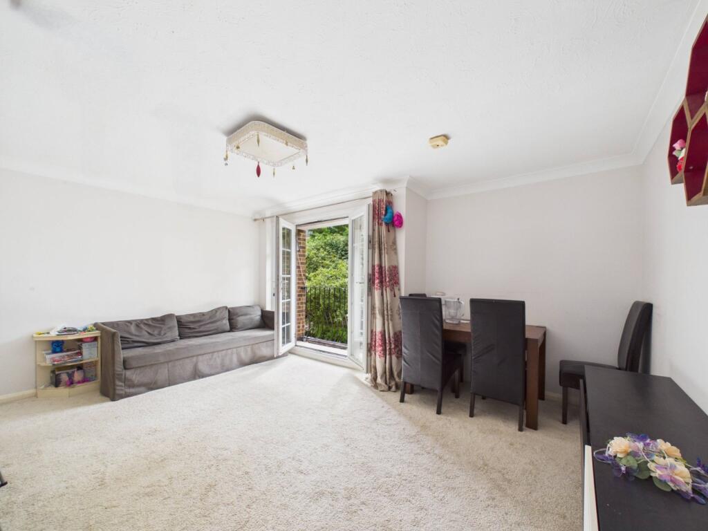 Apartment in Spelthorne, Birch Green, Staines-upon-Thames - View 2