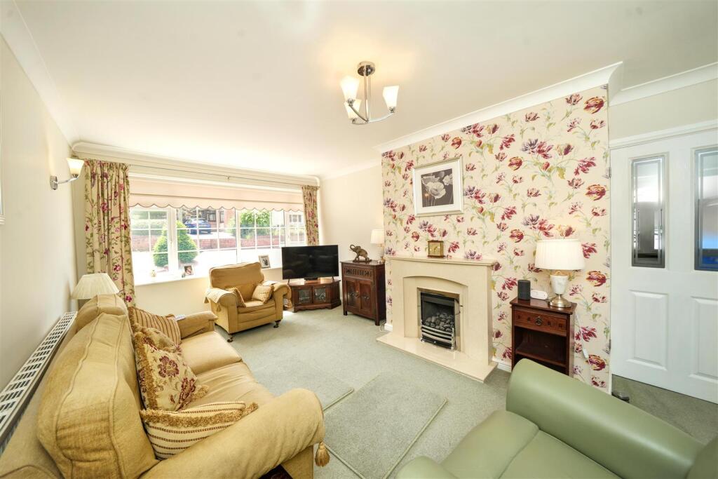 20 Manor House Park, Codsall, Wolverhampton, WV8 1ES photo 2