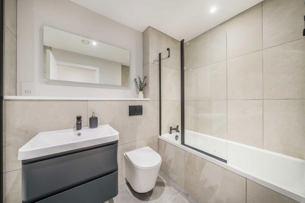 Apartment in Surbiton, Seething Wells - More