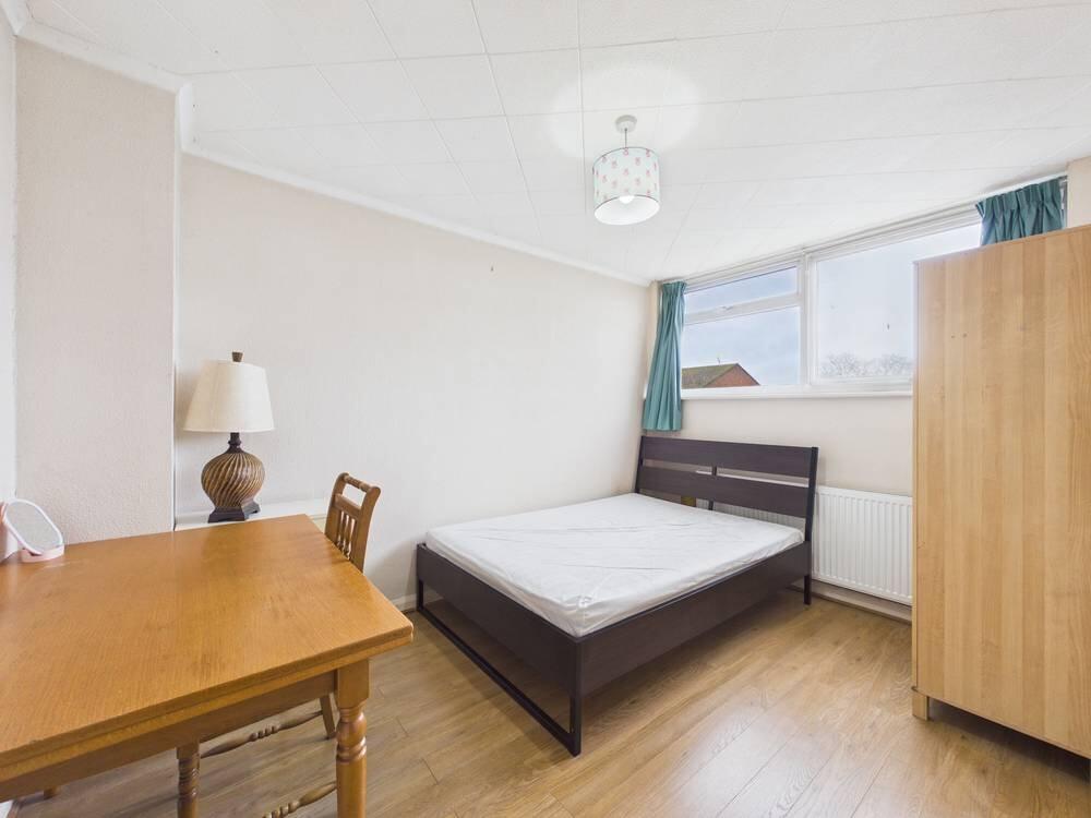 Ashdene Close, Ashford, Surrey, TW15 photo 4