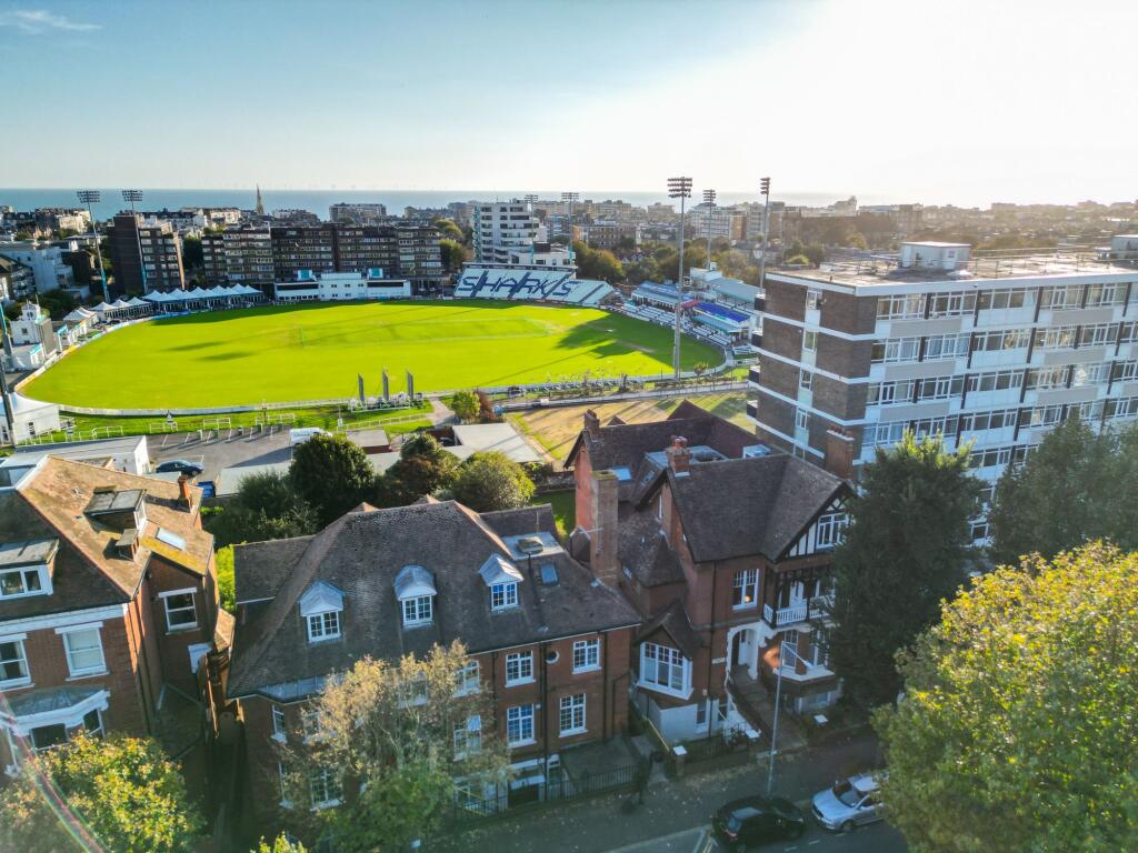 Apartment in Hove, Brunswick - View 4