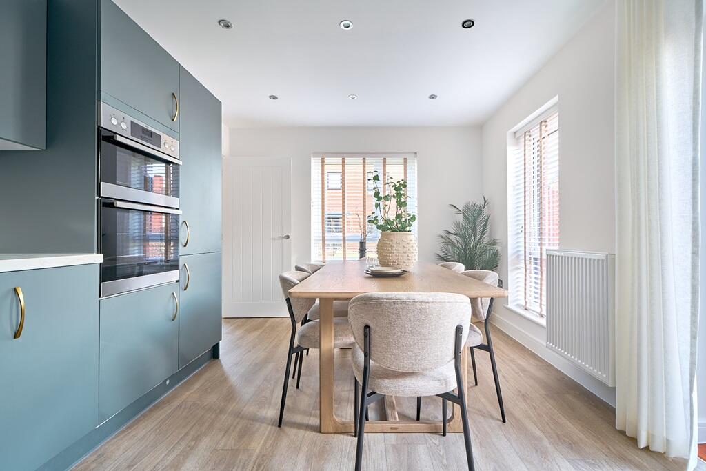 Harvest Hill Road, Maidenhead, 
Berkshire,
SL6 2QP photo 4