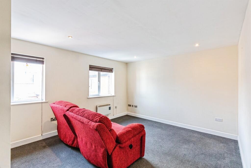 Apartment in Kettering, North Northamptonshire - View 3