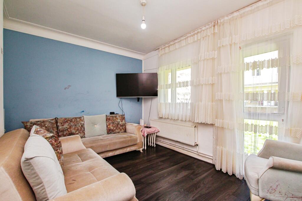 Studio flat on Gibson Close, London, E1, £240,000