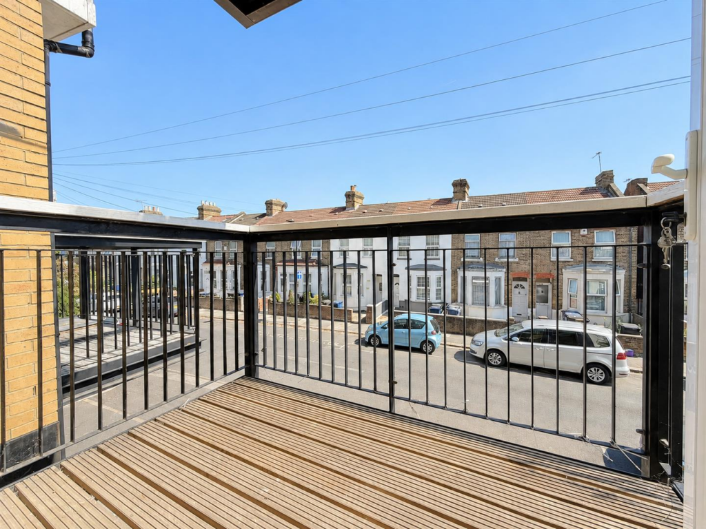 Apartment in Southall - View 5