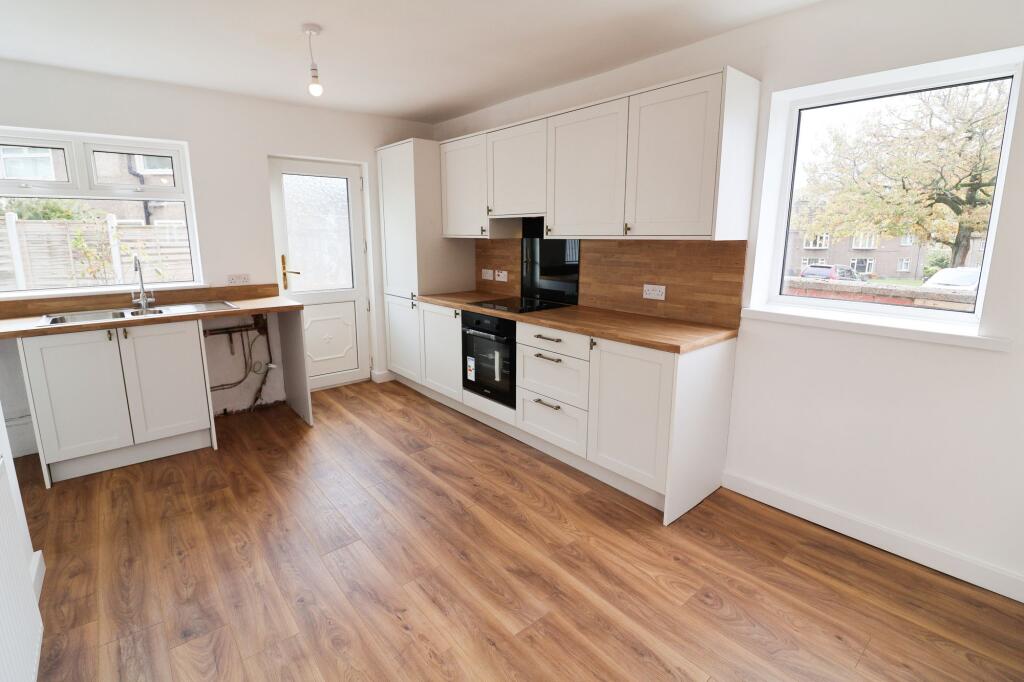 Queens Drive, Glossop, SK13 photo 3