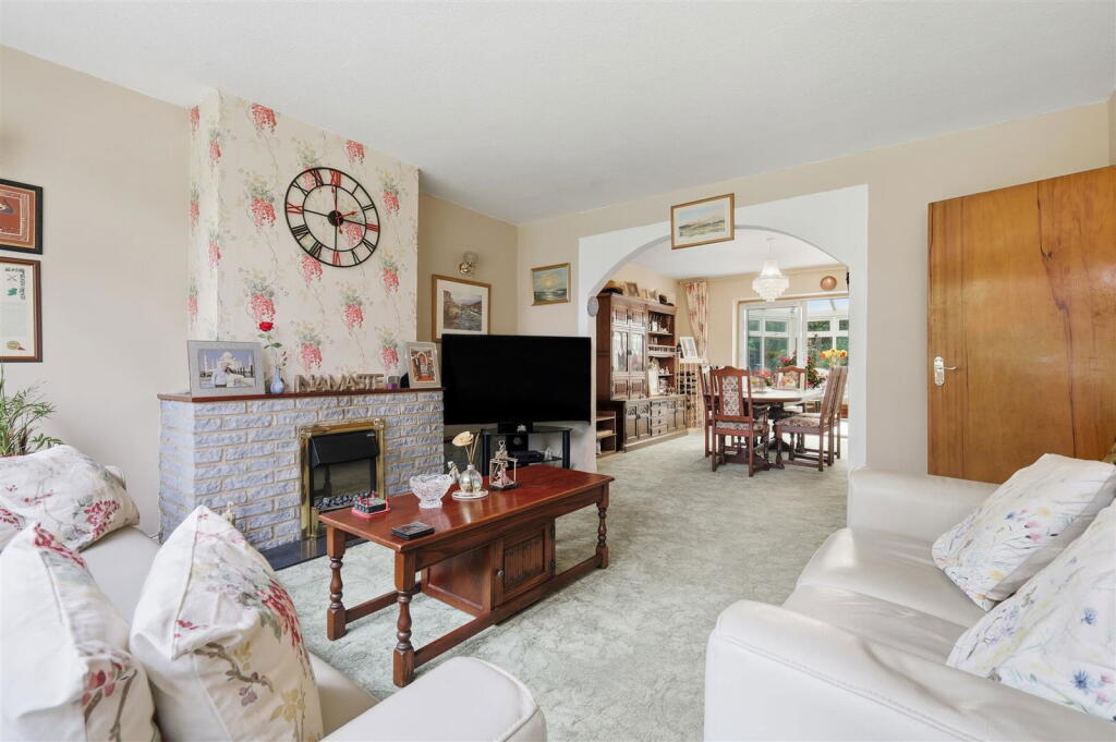 Hoddesdon Road, Stanstead Abbotts photo 4