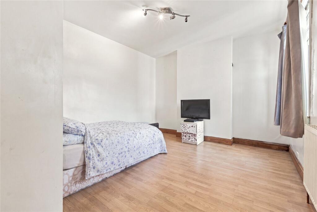 Apartment in Southend-on-Sea - More