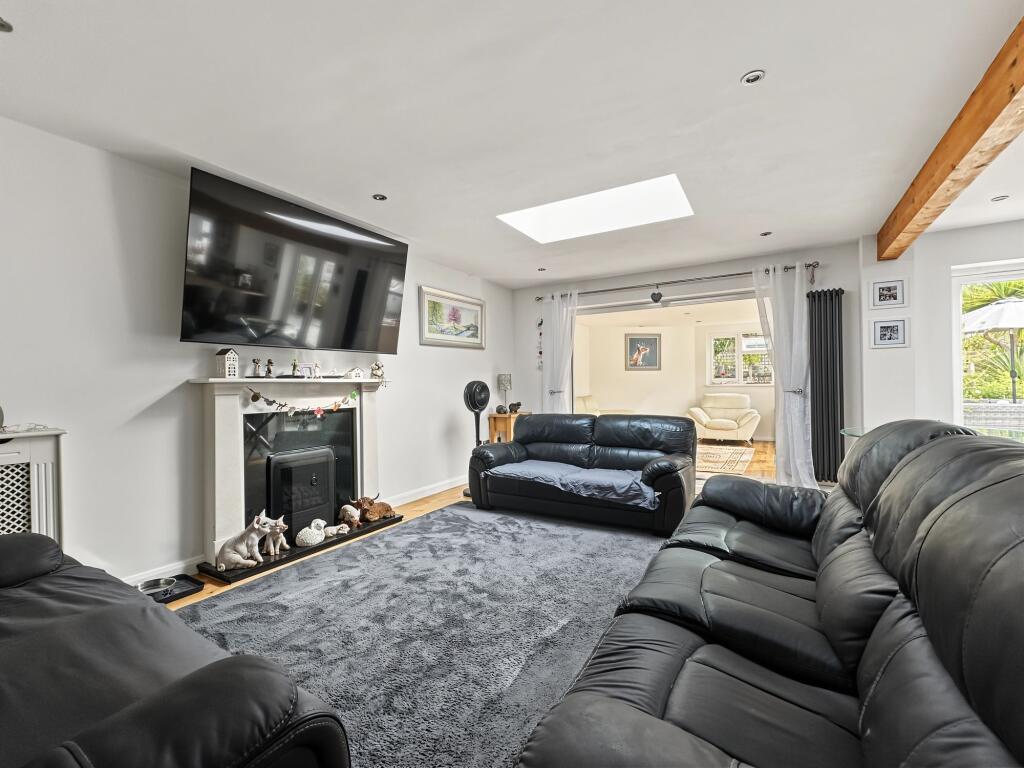 Central Avenue, Telscombe Cliffs, BN10 7LY photo 5