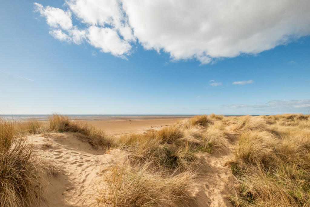 Flat 2, 94 North Promenade, Lytham St Annes FY8 2QP photo 2