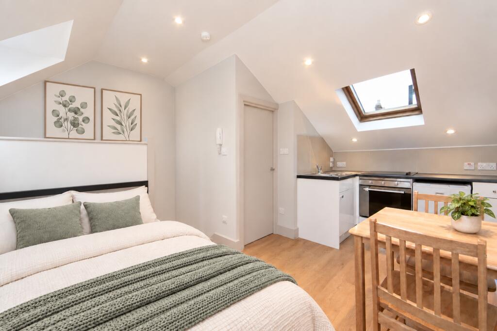 Main image of property: Norwood High Street, LONDON, SE27 9NH