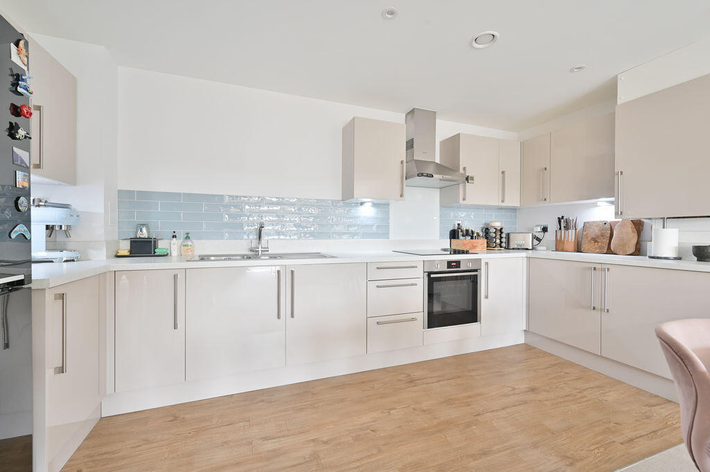 Apartment in Welwyn Hatfield, Hertfordshire - View 2