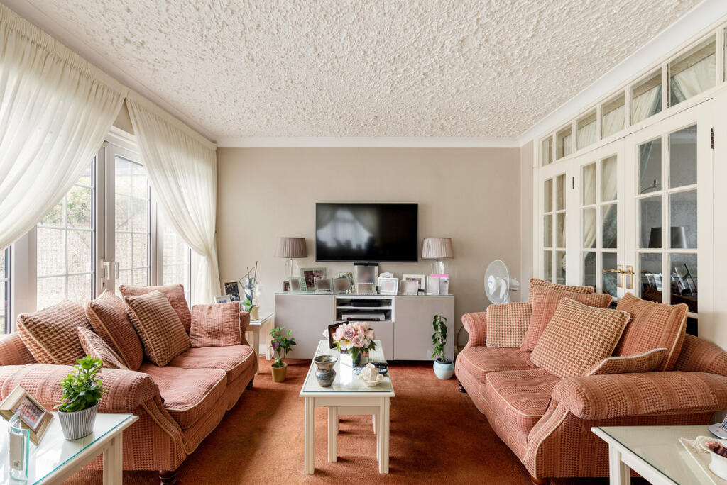 House in Ilford, Barkingside - More