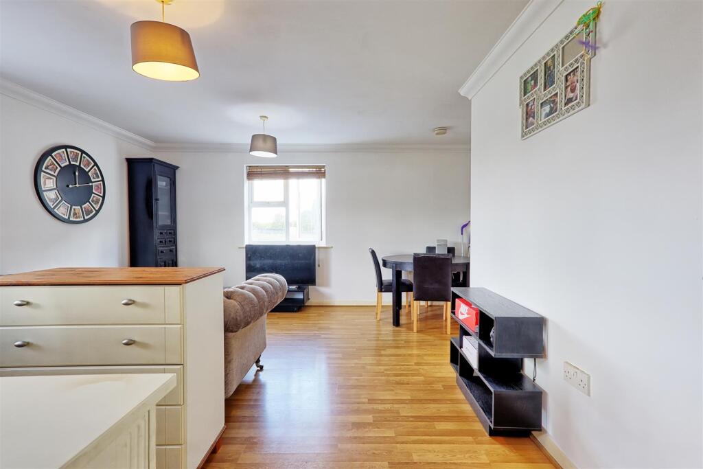 Apartment in Southend-on-Sea - View 4