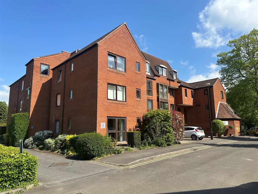 Main image of property: South Street, Farnham