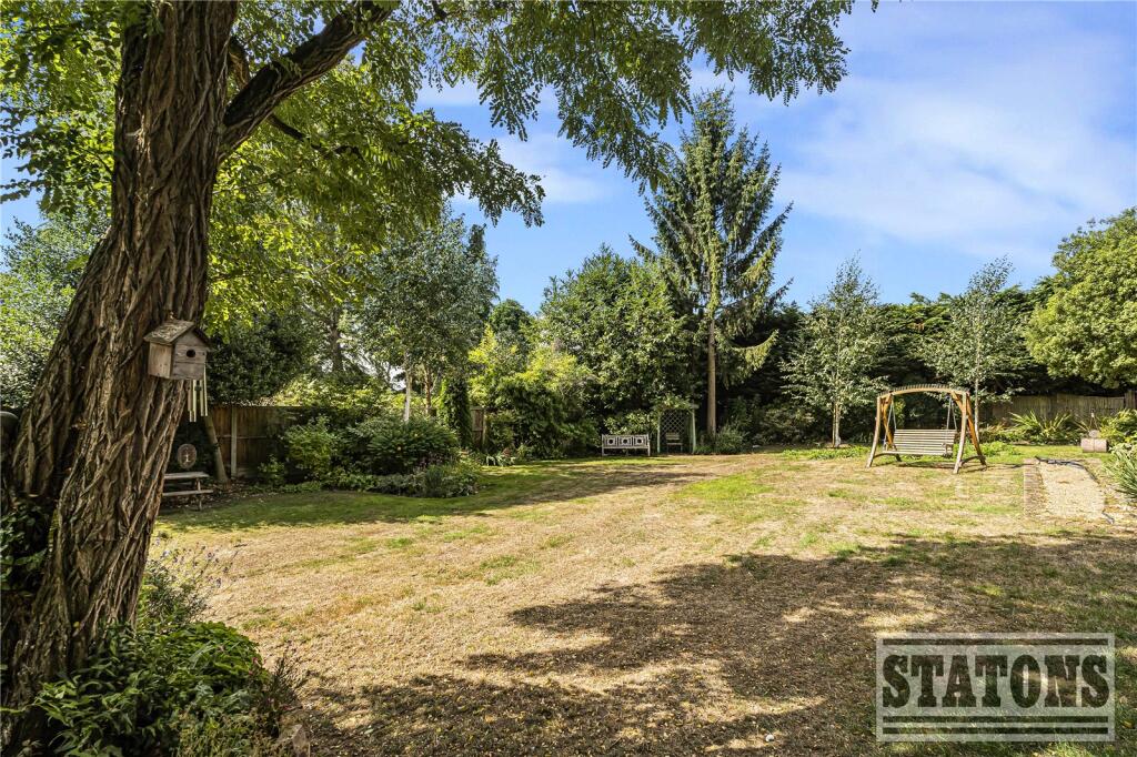 Upland Drive, Brookmans Park, Hatfield, Hertfordshire, AL9 photo 4