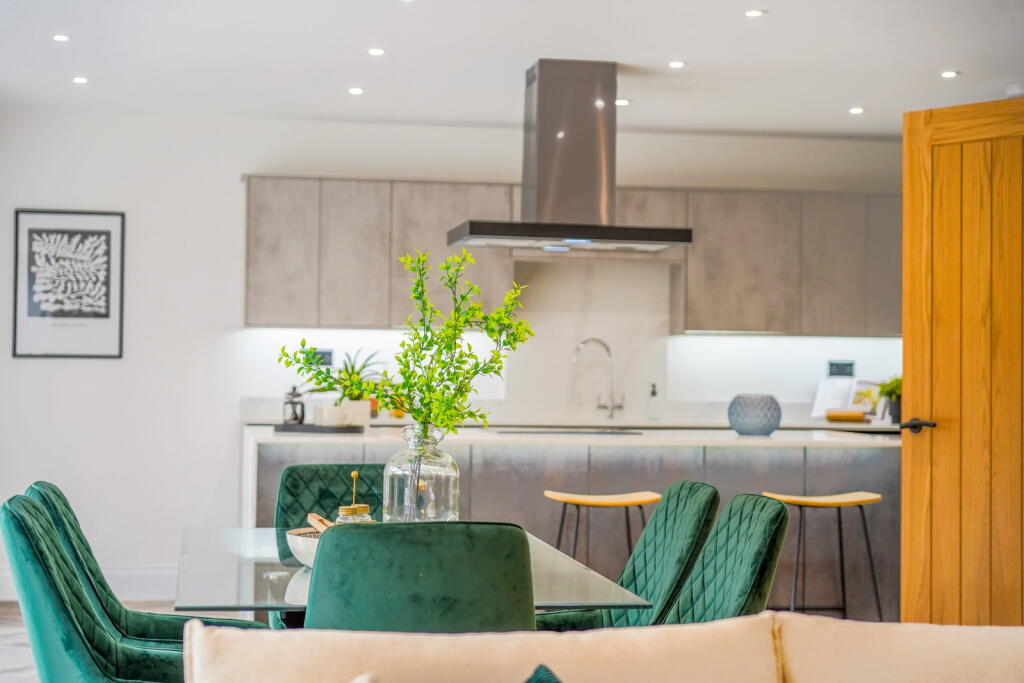Brand New Detached 5 Bedroom Home photo 4