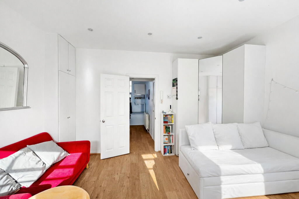 Main image of property: St Peters Street, London, N2