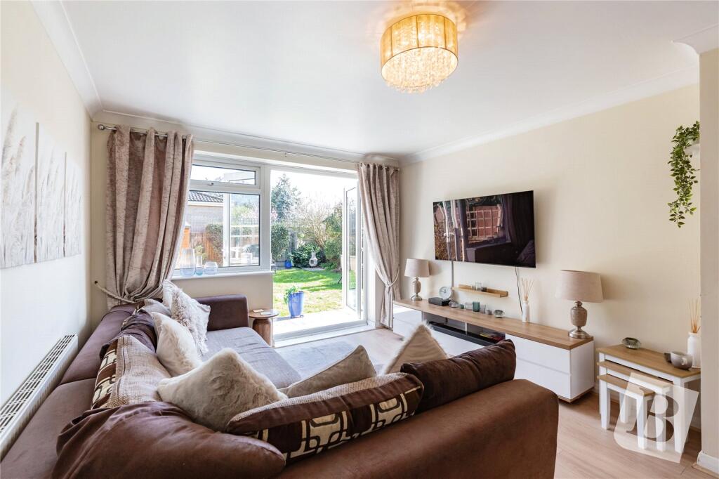 2-bed flat on Albany Road, Hornchurch, RM12, £325,000