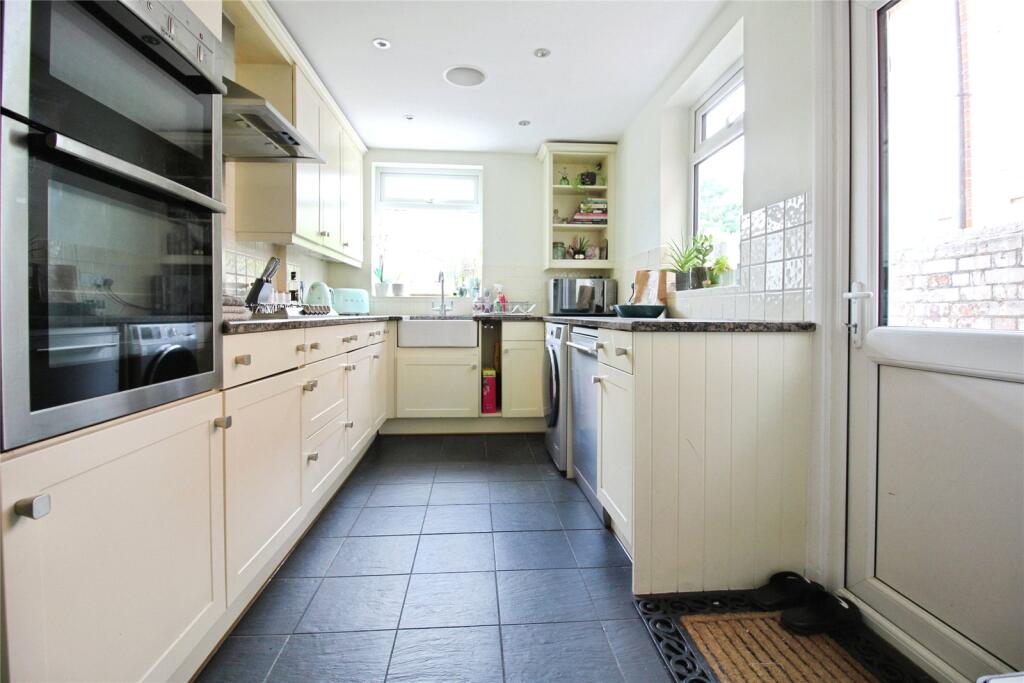 House in Reading, Dee Park - More