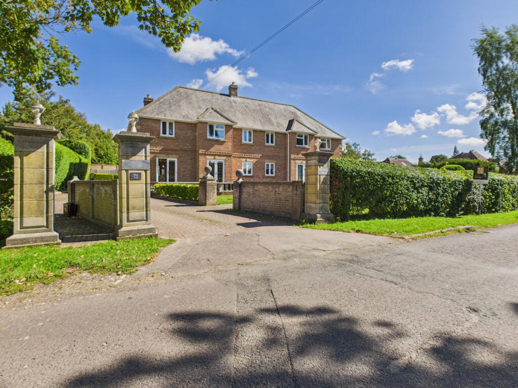 2-bed flat on Bowes Hill, Rowlands Castle, PO9, £250,000