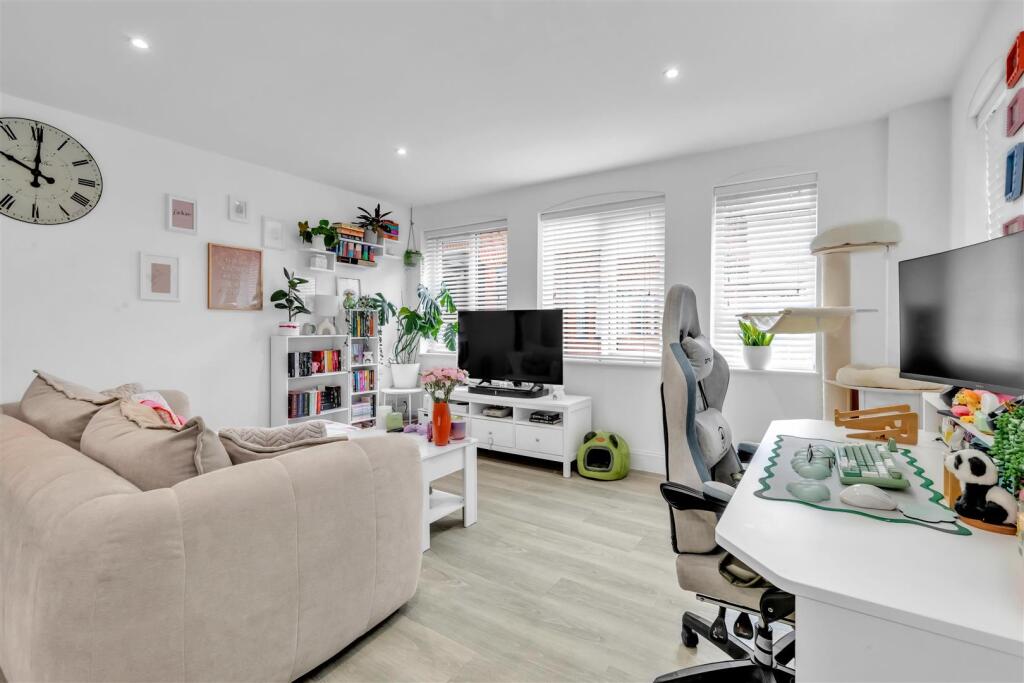 Apartment in Horsham, West Sussex - View 4