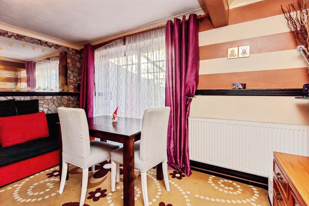 House in Northampton, North Northamptonshire - View 3